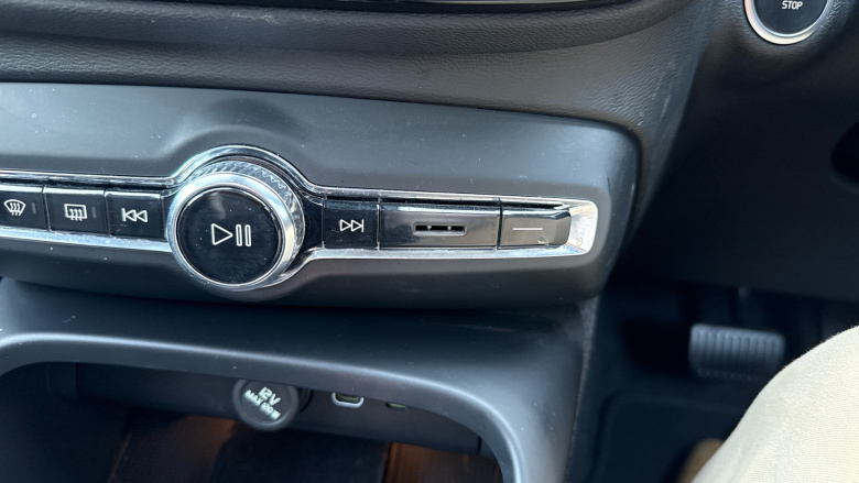 Volvo XC40 2.0 B3P Ultra Dark 5dr Auto Petrol Estate